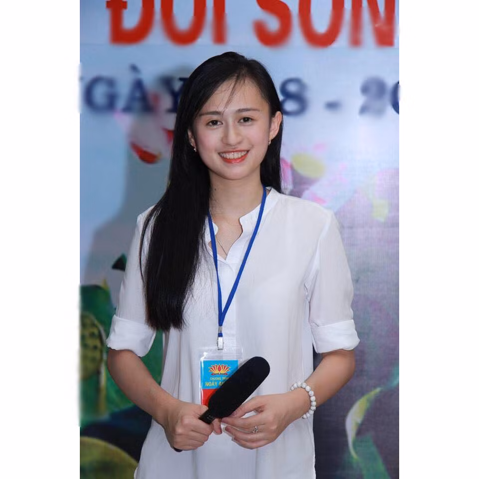 Tìm hiểu kỹ hơn về nhân vật chính của màn tỏ tình, cô gái tên thật là Trần Minh Phương Thảo, cũng sinh năm 1996, quê Hà Giang và là bạn cùng hoạt động chung một câu lạc bộ với người tỏ tình tên T. Phương Thảo nói với cậu bạn tỏ tình mình rằng “Chúng ta chỉ là bạn” khiến rất nhiều sinh viên, người chứng kiến màn tỏ tình phải tiếc nuối.