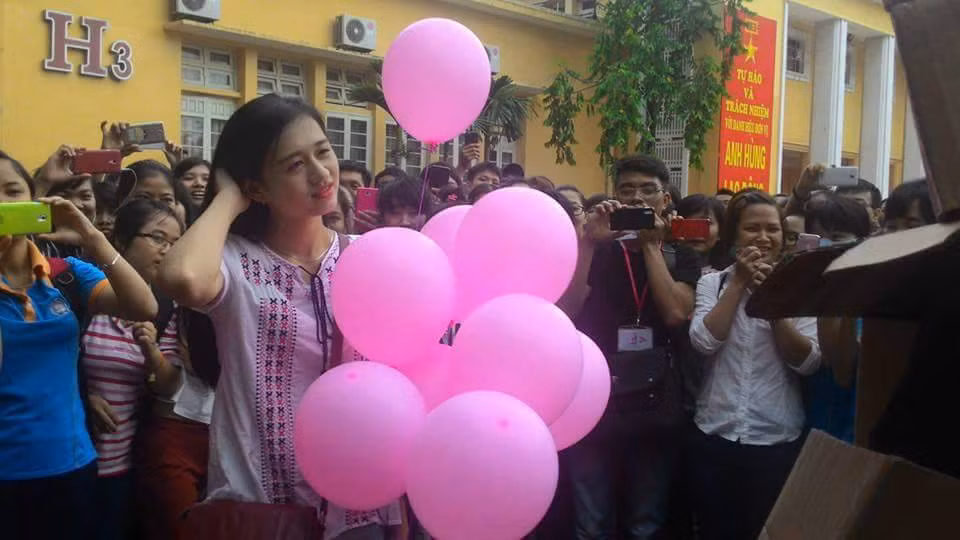 Theo tìm hiểu, anh chàng giấu mặt tên T., sinh năm 1996 đang là sinh viên khoa Thương mại Quốc tế. Anh chàng mặc trang phục giống nhân vật "He Always Smiles" và tỏ tình với cô bạn tên Phương Thảo, sinh viên khoa Kinh tế luật ngay trong khuôn viên trường. Tâm điểm chú ý trong màn tỏ tình này là nhan sắc ấn tượng của Phương Thảo, người đã thẳng thừng từ chối lời tỏ tình của cậu bạn đang mang nhiều hộp giấy trên người.