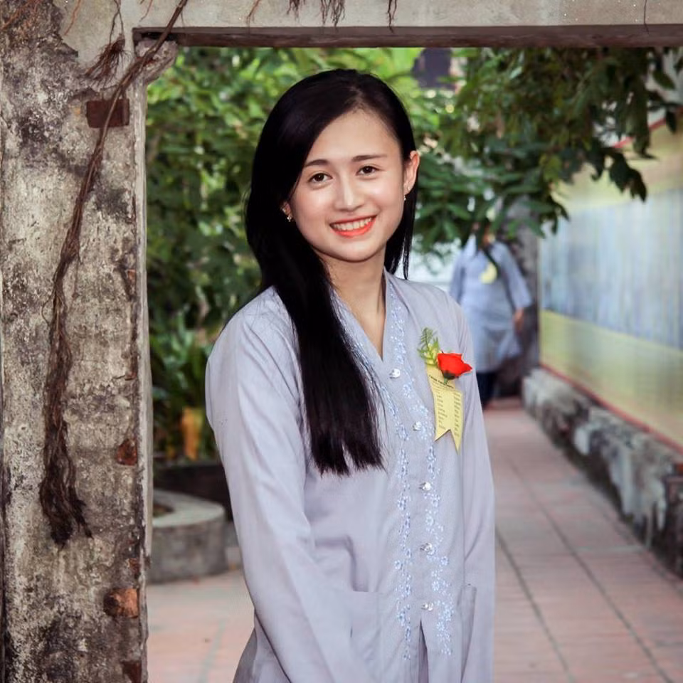 Tuy nhiên, sau câu chuyện xảy ra ngày hôm qua, Phương Thảo lại rất khiêm tốn. Cô bạn trường Thương mại từ chối danh xưng hot girl, cho rằng nó hoàn toàn không hợp với mình và bản thân cũng không ham muốn việc được nổi tiếng hay làm tâm điểm của mọi sự chú ý.