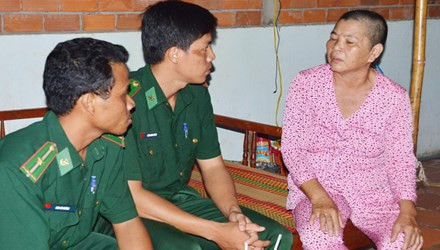 No binh ga tau ca: Ap ngheo trang dem don thi the