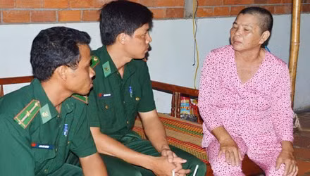 No binh ga tau ca: Ap ngheo trang dem don thi the