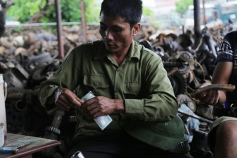 Nghề "mổ xe" đã giúp nhiều hộ dân làng Thuyền "đổi đời", xây được nhà lầu, mua ôtô. Theo thống kê, cả thôn hiện tại có hàng chục xưởng cho thu nhập trên 1 tỷ đồng/năm. Nếu "trúng quả", có hộ có thể thu vài tỷ đồng chỉ với một chuyến hàng