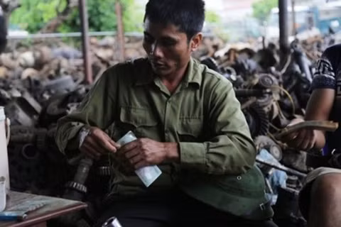 Nghề "mổ xe" đã giúp nhiều hộ dân làng Thuyền "đổi đời", xây được nhà lầu, mua ôtô. Theo thống kê, cả thôn hiện tại có hàng chục xưởng cho thu nhập trên 1 tỷ đồng/năm. Nếu "trúng quả", có hộ có thể thu vài tỷ đồng chỉ với một chuyến hàng