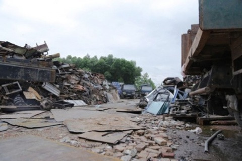 Diện tích kho bãi lên vài nghìn mét vuông, những đống sắt vụn chất cao như núi, khắp nơi một màu nâu xỉn.