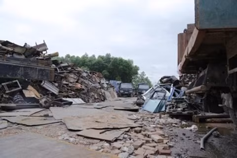 Diện tích kho bãi lên vài nghìn mét vuông, những đống sắt vụn chất cao như núi, khắp nơi một màu nâu xỉn.