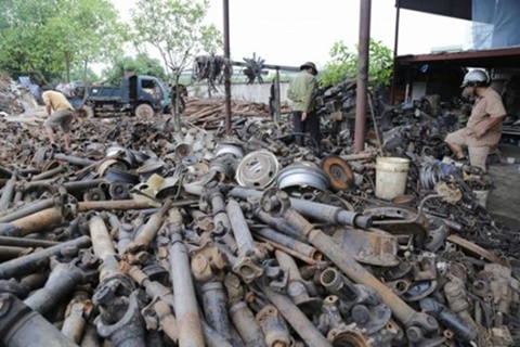 Các thương lái, chủ cửa hàng sửa chữa ô tô từ khắp nơi trên cả nước đổ về thôn chọn mua phụ tùng. Cái nào còn dùng được thì để bán riêng còn lại những đồ hỏng hóc đem bán đồng nát được khoảng 9 nghìn - 15 nghìn/kg.