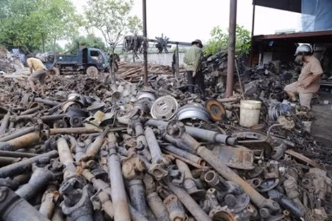 Các thương lái, chủ cửa hàng sửa chữa ô tô từ khắp nơi trên cả nước đổ về thôn chọn mua phụ tùng. Cái nào còn dùng được thì để bán riêng còn lại những đồ hỏng hóc đem bán đồng nát được khoảng 9 nghìn - 15 nghìn/kg.