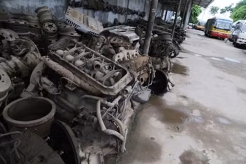 Sau khi mua được xe, chuyển về thôn và tiến hành công đoạn tháo, phá, dỡ, cắt các bộ phận để bán riêng. Những phụ tùng, linh kiện còn sử dụng được rồi bán cho các cơ sở trong nước. Những thứ không dùng được đem bán cho đồng nát làm sản phẩm tái chế.