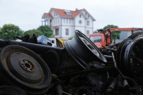 Quá nửa số hộ dân trong làng giờ đã xây nhà cao tầng, biệt thự khang trang. Tuy nhiên hiện nay thôn Thuyền vẫn đang bộc lộ những "mặt trái" ảnh hưởng đến tương lai làng nghề khi môi trường ngày càng nhiều khói bụi, độc hại và tiếng ồn.