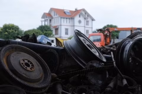 Quá nửa số hộ dân trong làng giờ đã xây nhà cao tầng, biệt thự khang trang. Tuy nhiên hiện nay thôn Thuyền vẫn đang bộc lộ những "mặt trái" ảnh hưởng đến tương lai làng nghề khi môi trường ngày càng nhiều khói bụi, độc hại và tiếng ồn.