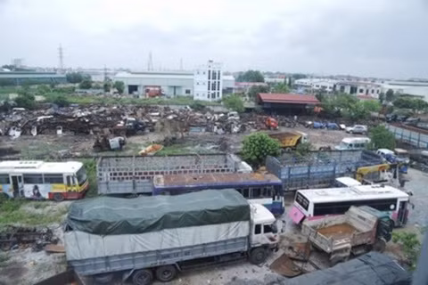 Thôn Thuyền có hơn 300 hộ dân, trong số đó gần 100 hộ làm nghề mổ ô tô. Thôn có tới 15 công ty tư nhân chuyên làm nghề này, giải quyết việc làm cho gần 400 công nhân.