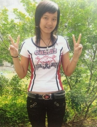 Lê Nguyệt, sinh năm 1990 đang sinh sống ở Thái Nguyên, là " cô gái quê" gây nhiều ồn ào trên mạng xã hội, tại một vài fanpage nổi tiếng sau khi tiết lộ những hình ảnh cho thấy sự thay đổi về nhan sắc nhanh đến chóng mặt trong vài năm.