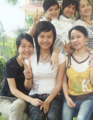 Theo những chia sẻ của Lê Nguyệt và qua các hình ảnh cô đăng tải, thời điểm năm 2008, Nguyệt sở hữu nước da ngăm đen, khuôn mặt không có nhiều nét ấn tượng và cách ăn mặc, đầu tóc khá quê mùa. Nhưng chỉ sau thời gian 6-7 năm (đến năm 2014 – 2015), nhan sắc cô đã hoàn toàn thay đổi, có vẻ đẹp không thua kém nhiều hot girl hiện nay.