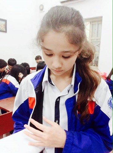 Được biết, Emily đã được mẹ ủng hộ theo nghiệp người mẫu và cho đầu quân vào công ty của chân dài Hạ Vy. Phía chân dài Hạ Vy đã xác định không để Emily nổi loạn quá sớm, tránh làm mất sự ngây thơ, trong sáng của em và tránh trường hợp lại đi vào những vết xe đổ của một vài tiền bối khác.