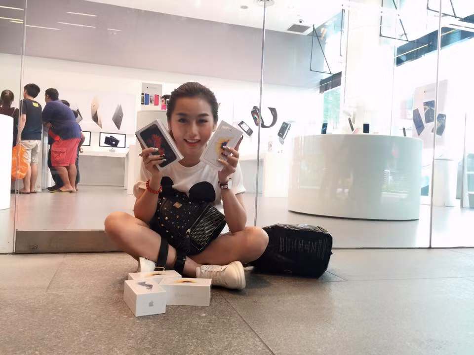 DJ Quỳnh Nhi thậm chí còn rủ bạn bè sang tận Singapore, xếp hàng chờ 25 tiếng đồng hồ để chờ mở bán iPhone 6S. Tuy nhiên khá xui cho Quỳnh Nhi khi cô không mua được phiên bản vàng hồng sang chảnh mà chỉ có được phiên bản màu xám bạc.