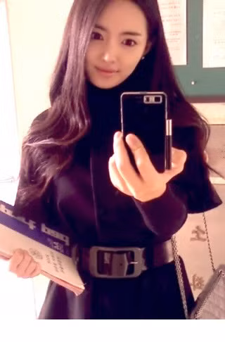 Lee Na Young là một cô giáo trẻ không chỉ xinh đẹp mà còn rất hiểu tâm lý học sinh. Ngoài chuyên môn giỏi, cô giáo hot girl còn coi các học sinh của mình như những người bạn, sẵn sàng trò chuyện với các nam sinh sau giờ học.