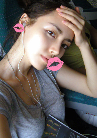 Lee Na Young sở hữu khuôn mặt, ngoại hình đẹp chẳng thua kém gì nhiều ngôi sao trong làng giải trí xứ Hàn. Cô từng có nhiều hoạt động nghệ thuật, tham gia vào showbiz và không ít lần xuất hiện trên truyền hình và trở thành tâm điểm của mọi sự chú ý.