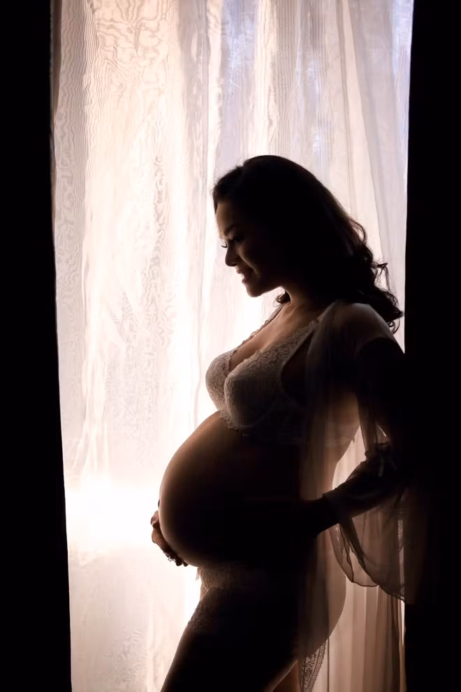  Ca sĩ Nhật Kim Anh sẽ sinh con trong ít ngày tới. Để chào đón bé yêu của mình cũng như lưu lại những khoảnh khắc hạnh phúc khi mang bầu, Nhật Kim Anh không ngại thực hiện bộ hình khoe bụng bầu căng tròn.