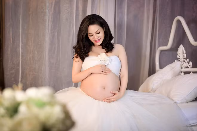 Theo tiết lộ từ người bạn thân của Nhật Kim Anh cho biết cô đang mang thai bé trai. Hai vợ chồng dự định sẽ đặt tên cho con là Ngô Bửu Long, tên tiếng Anh là Ethan còn thường gọi ở nhà là Ku Tiin.