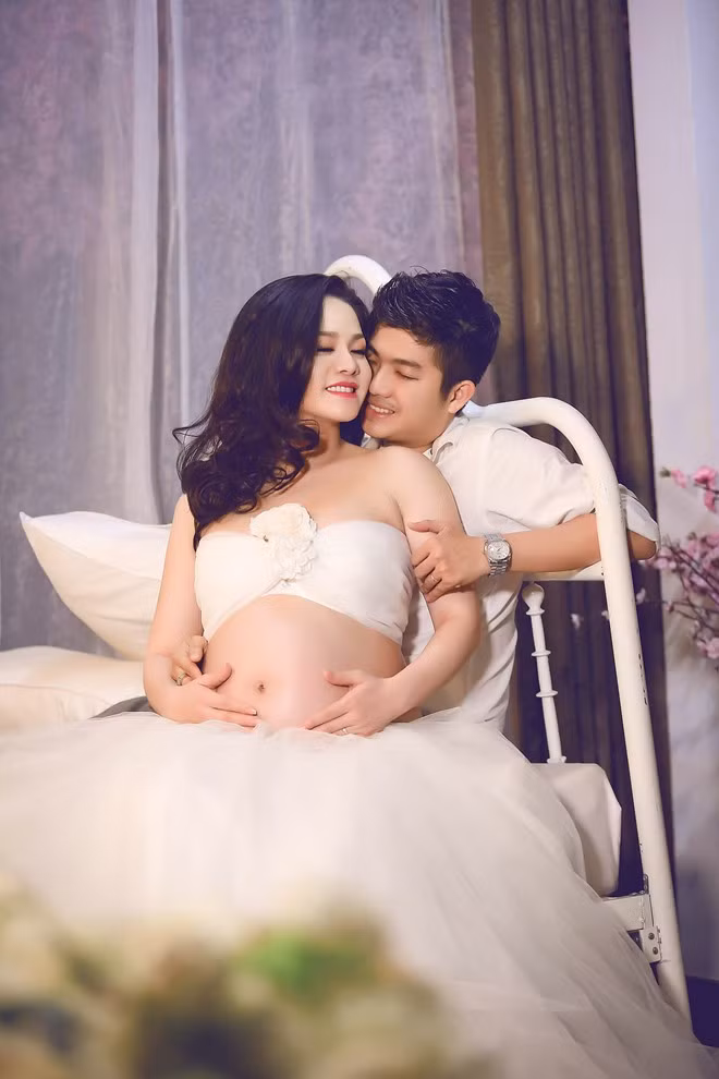 Mang thai con đầu lòng, Nhật Kim Anh tăng gần 30 kg. Cô hy vọng sẽ nhanh chóng lấy lại vóc dáng sau để trở lại sân khấu cũng như phát hành các dự án âm nhạc được chuẩn bị từ lúc có bầu.