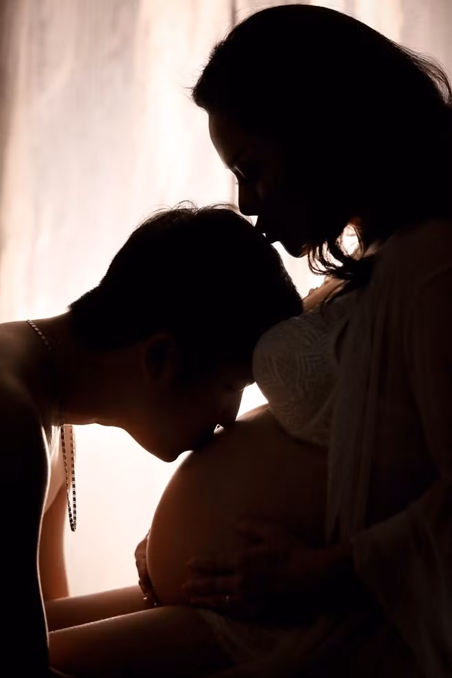 Trong 5 tháng đầu Nhật Kim Anh mang bầu, nữ ca sĩ bị nghén khá nhiều vì thế ba mẹ chồng Nhật Kim Anh không muốn cho con dâu đi lại và hoạt động nghệ thuật, khuyên cô nên dành thời gian dưỡng thai.