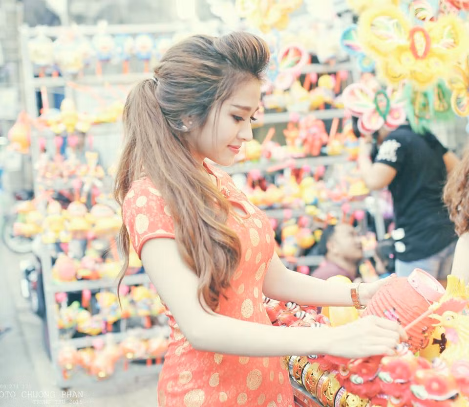 Luôn giữ nụ cười tươi, sự vui vẻ khi đứng cạnh bất kỳ chàng trai nào, chính vì thế Kiều Ny khiến không ít dân mạng hiểu nhầm cô là người lẳng lơ. Biệt danh “hot girl lẳng lơ” mang tính chất vui nhộn là chính nhưng nó cũng thể hiện không ít thói quen thường thấy ở cô gái trẻ này.