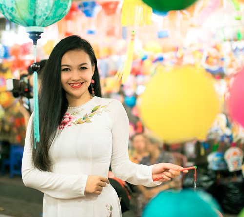 Gần đến Trung thu, trên Facebook, cộng đồng mạng Việt xuất hiện vô vàn hình ảnh các cô gái trẻ, xinh đẹp xúng xính áo dài, đồ truyền thống chụp trên phố lồng đèn rực rỡ màu sắc. Hứa Phạm Linda - cô gái được biết đến là "nữ thổ dân ngực trần" từng gây bão mạng cũng sắm cho mình một bộ ảnh đón Trung thu thu hút sự chú ý của nhiều bạn bè, dân mạng.