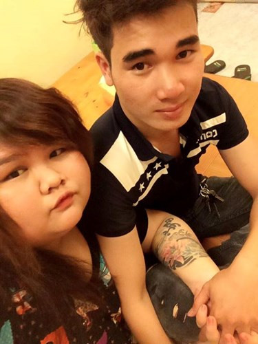 Dân mạng vài ngày qua bàn tán không ngừng về chuyện tình thú vị, đáng ngưỡng mộ của Kim Ngân và Hồng Việt, đang sinh sống tại Bình Dương, trong đó Kim Ngân gây chú ý bởi cân nặng lên đến 100kg trong khi bạn trai cô lại có vóc dáng vừa phải, kém cô gần 40kg. Được biết Ngân và Việt quen nhau trên mạng, vượt qua nhiều khó khăn, cái nhìn thiếu thiện cảm của người khác để gắn bó, dành trọn tình cảm, yêu thương cho nhau.