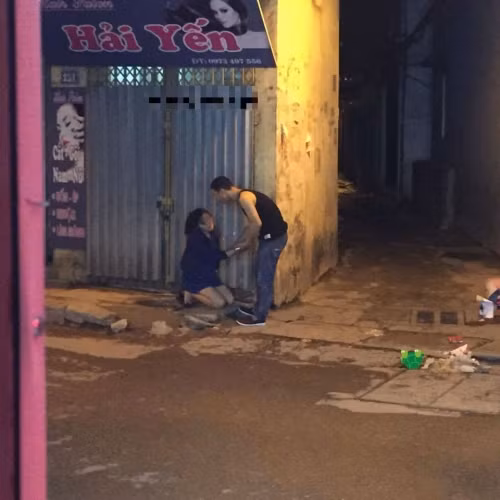 Vào giữa tuần, bức ảnh chụp lại cảnh cô gái quỳ gối trên vỉa hè và cầm tay bạn trai để níu kéo tình yêu trong đêm nhận được sự quan tâm của đông đảo cộng đồng mạng. Bức ảnh cô gái quỳ gối níu kéo bạn trai được đăng tải đã nhận được hơn 4 ngàn lượt like và nhiều bình luận trái chiều từ dân mạng. Đa số không đồng tình với cách hạ mình cầu xin, níu kéo tình yêu của cô gái trẻ.