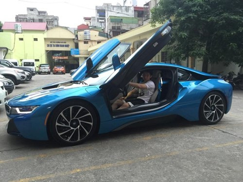 Tuần qua, thông tin về thiếu gia 18 tuổi sở hữu BMW i8 màu xanh ngọc trị giá hơn 7 tỷ đồng gây chú ý trong cộng đồng mạng. Chủ nhân siêu xe gây chú ý trên mạng giới thiệu mình tên Trần Sơn, 18 tuổi và hiện là du học sinh tại Mỹ.