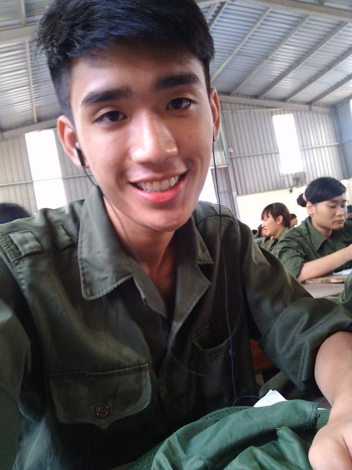 Sau khi khiến nhiều người tò mò, anh chàng đội hộp tỏ tình nữ sinh Đại học Thương mại cuối cùng cũng lộ diện. Cậu bạn tên thật là Ngô Minh Tuấn, sinh năm 1996, là sinh viên khoa Thương mại Quốc tế trường Đại học Thương mại, Hà Nội.