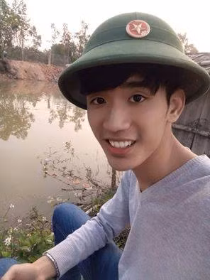 Anh chàng chia sẻ: “Quen biết nhau từ khi bước chân vào FBA, mình bị cảm nắng Thảo nhưng lại không dám thổ lộ. Cùng hoạt động trong FBA, mình bị cuốn hút bởi giọng hát cũng như tài năng của Thảo. Nhiều lúc nghĩ, Thảo xinh và giỏi như vậy thì mình không với tới được”.