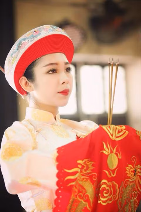 Tuy vậy, ít ai biết cô đồng xinh như hot girl Hồng Hạnh đã là bà mẹ một con. Xinh đẹp và dường như luôn giữ nụ cười trên môi nhưng Hồng Hạnh lại là một người phụ nữ không được hưởng hạnh phúc gia đình trọn vẹn.