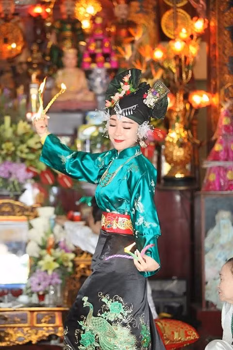 Gần đây, gương mặt cô đồng Hồng Hạnh xuất hiện nhiều trên một số trang tin, báo điện tử với nhan sắc, thần thái tuyệt đẹp được khen ngợi hết lời. Ngắm Hồng Hạnh lúc đang hầu đồng, có thể thấy nét trẻ trung pha trộn với sự đằm thắm, tạo nên một cảm nhận khác lạ, rất quyến rũ.