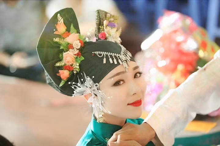 Hồng Hạnh đến với nghiệp hầu đồng theo cô chia sẻ là bởi nhân duyên và bởi đam mê đạo mẫu từ khi còn thơ bé. Hiện cô thường được mời đến hầu đồng nhiều nơi trong Hà Nội và một số tỉnh thành lân cận.