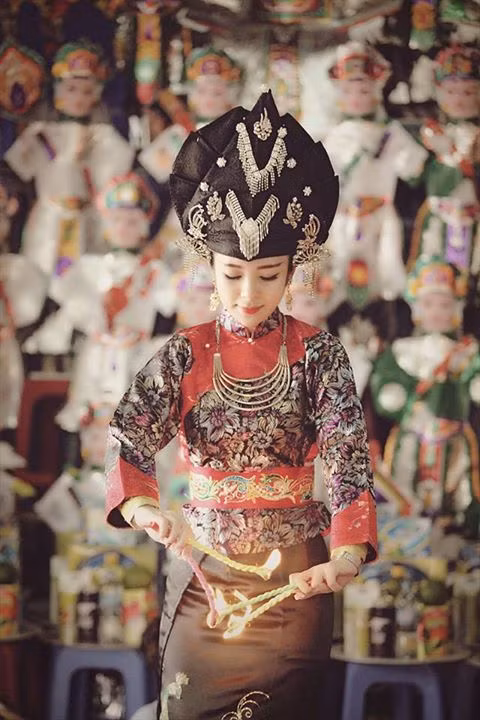 Với sự giúp đỡ của bố mẹ đẻ và nỗ lực của bản thân, Hồng Hạnh vượt qua nhiều khó khăn, gian truân trong cuộc sống. Coi đứa con 2 tuổi là động lực lớn nhất, Hồng Hạnh luôn mong muốn dành cho con những điều tốt đẹp nhất.