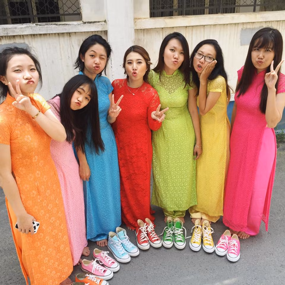 Mới đây, dân mạng Việt hết sức thích thú, tò mò với hình ảnh của dàn phù dâu có một không hai trong một đám cưới, ăn hỏi ở TP HCM. Dàn phù dâu rực rỡ nhất Sài Gòn với cách ăn mặc, đi giày dép không đụng hàng xuất hiện trên khắp các trang mạng nổi tiếng và được khen ngợi hết lời.