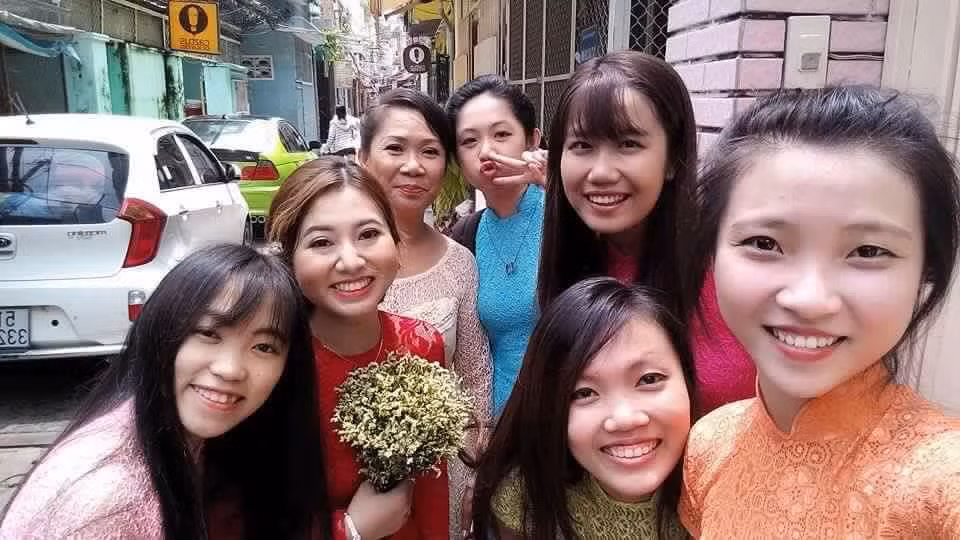Theo tìm hiểu, dàn phù dâu rực rỡ nhất Sài Gòn phục vụ đám cưới của cô dâu Hứa Ngọc Anh (áo đỏ) và chú rể tên Minh Hoàng. Các phù dâu đều là bạn thân của Ngọc Anh, mặc áo dài màu sắc và đi giày Converse cùng nhau là theo kế hoạch của cô dâu.