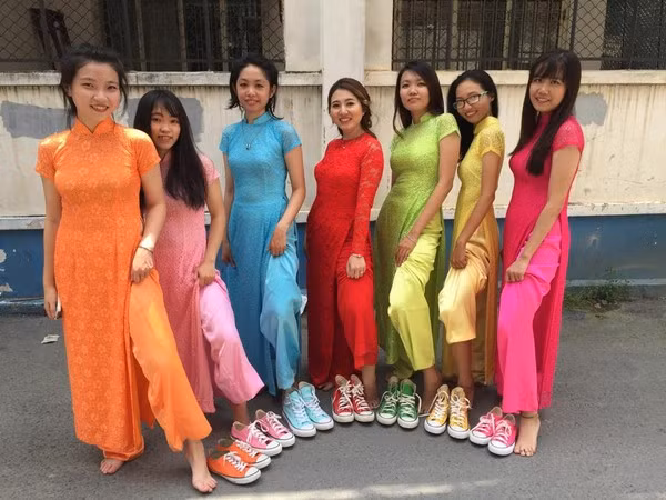 Cảnh cô dâu (áo đỏ) và dàn phù dâu mặc áo dài, đi chân đất, khoe những đôi giày rực rỡ màu sắc khiến dân mạng không thể nhịn cười. Các bạn trẻ yêu thời trang, đặc biệt là các fan của giày Converse, thành viên nhóm "Thần kinh giày" cũng như "phát điên" vì dàn phù dâu siêu độc đáo này.