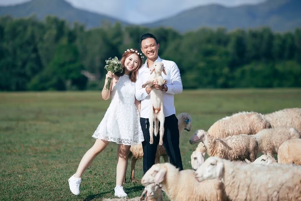 Được biết, cô dâu Hứa Ngọc Anh là bà chủ của một shop thời trang rất quen thuộc với giới trẻ ở TP HCM. Cô vốn là một người vui tính, nghịch ngợm, có gu ăn mặc đẹp và là fan lâu năm của giày Converse.