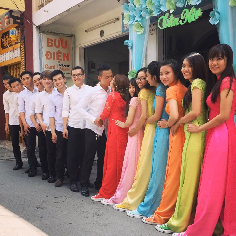 Trên trang của nhóm "Thần kinh giày", nơi vốn quy tụ rất nhiều fan của giày Converse, bức ảnh về đội phù dâu 7 sắc cầu vồng nhận đến hơn 20 nghìn lượt like chỉ sau khoảng thời gian gần một ngày. Nhiều thành viên rất tò mò về thông tin của dàn phù dâu và muốn biết thêm về ý tưởng ăn mặc không đụng hàng này.