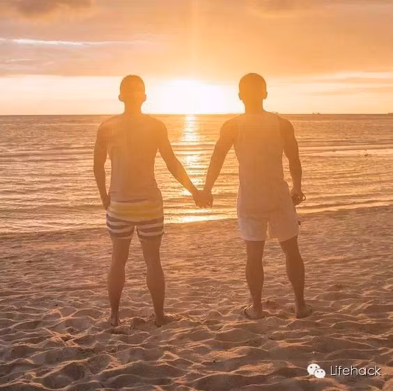 Nhiều dân mạng cố gắng tìm hiểu sâu hơn để nắm bắt các thông tin cá nhân của cặp đôi này. Được biết đây là cặp đôi đồng tính khá nổi tiếng, cũng từng xuất hiện và gây sốt mạng một vài quốc gia thời điểm giữa năm 2014.