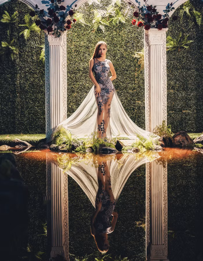 Đây cũng không phải lần đầu tiên DJ Tít khoác lên mình bộ váy cô dâu để chụp ảnh. Tuy nhiên với những shot hình long lanh và cực kỳ ấn tượng mới đây, cô nàng vẫn không khiến ít fan hiểu nhầm.