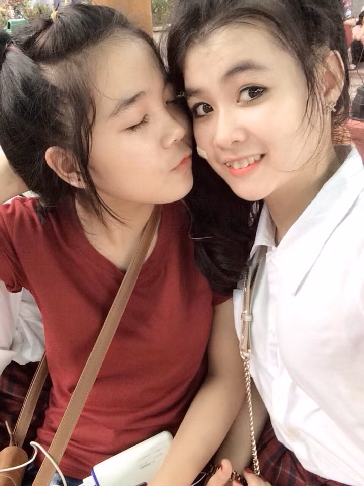 Xem những bức ảnh Thuỳ Lanh chia sẻ trên trang cá nhân, có thể thấy cô nàng thường xuyên khoe những khoảnh khắc tình cảm, “ngọt nhạt” cùng các… cô gái khác.