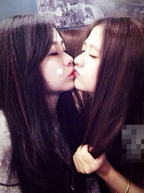 Còn rất trẻ, lại xinh đẹp, ưa nhìn… Thuỳ Lanh có nhiều người quý mến, theo đuổi. Từ những năm học cấp hai cô bạn đã có người bạn trai đầu tiên.