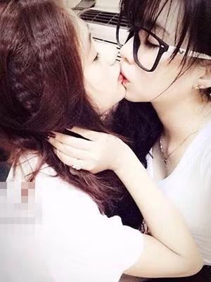 Xem qua những bức ảnh này, dân mạng có thể cho rằng Thuỳ Lanh chỉ thích ôm hôn con gái, có vấn đề về tâm lý hoặc là người đồng tính. Tuy nhiên với Thuỳ Lanh, đây chỉ là một thói quen, hành động hết sức bình thường với cô.