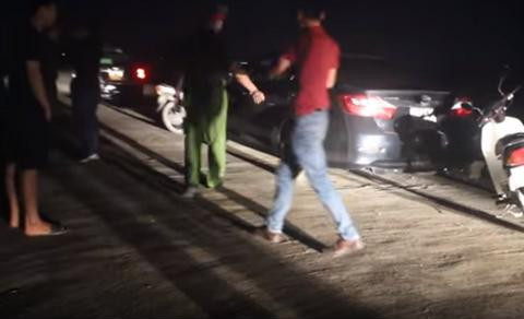 Sự việc kéo dài đến hơn 1 tiếng đồng hồ. Công an đã lập biên bản xác nhận trong xe có hai người là bà Thanh và ông Bình nhưng cả hai vẫn chốt chặt cửa xe - Ảnh: Báo Đất Việt