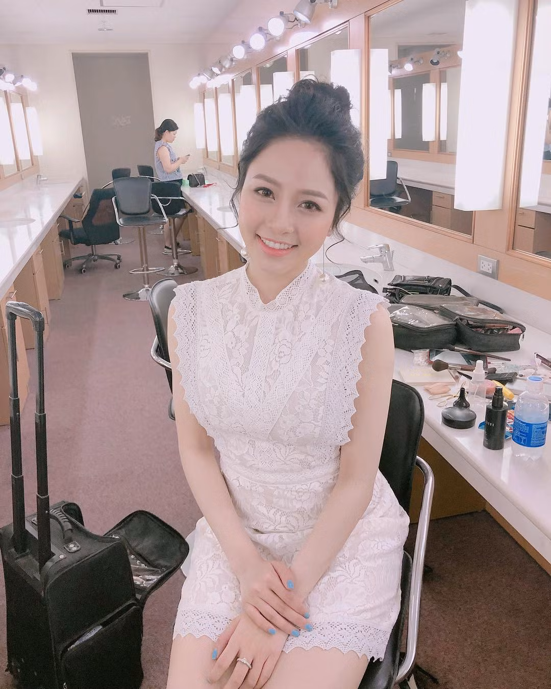 Trâm Anh là một dược sĩ xinh đẹp, nóng bỏng, cô là một hot girl trên mạng xã hội.