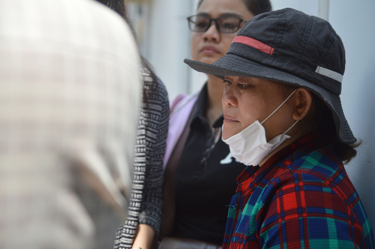 Bà Nhung, mẹ của hiệp sỹ Nam đờ đẫn đứng chờ thi thể con trai.