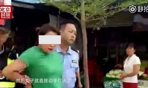 Người phụ nữ đanh đá bị hắt nước vào giày.